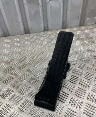 Mercedes-Benz C W205 Accelerator throttle pedal A2053000004 ZGS00407 050516