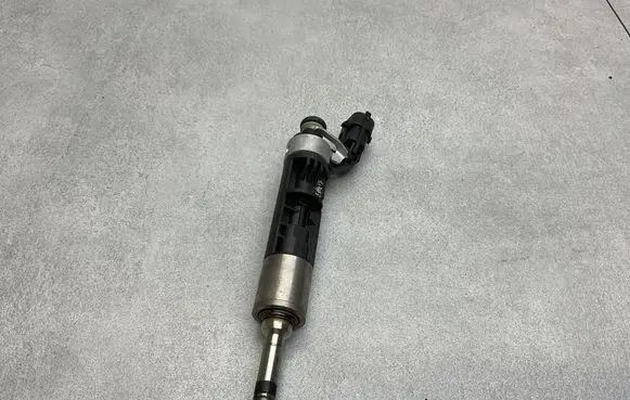 Opel Mokka B Fuel injector 9830304880