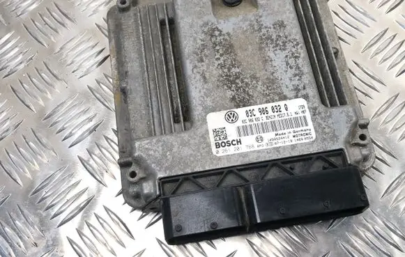 Volkswagen Golf V Engine control unit/module 03C906032Q 0261201768 MED1751