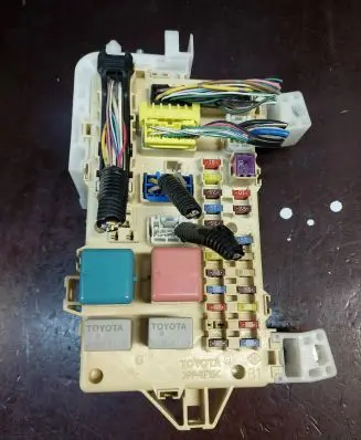 Toyota Corolla Verso AR10 Fuse module 892210F030