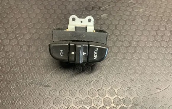 Honda CR-V Steering wheel buttons/switches 6019411