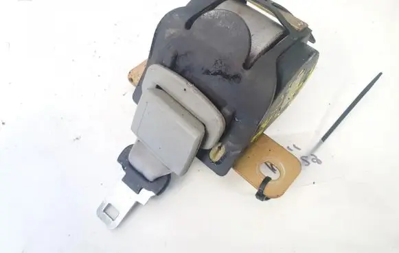 Middle seatbelt (rear)