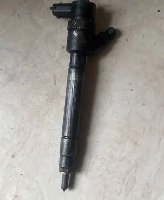 Volvo S60 Fuel injector 30750283