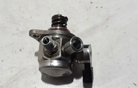 Volvo XC60 Fuel injection high pressure pump 31437895