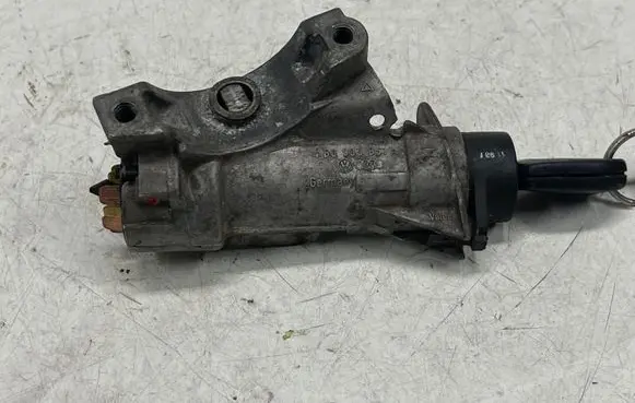 Volkswagen PASSAT B5 Ignition lock 4B0905851A