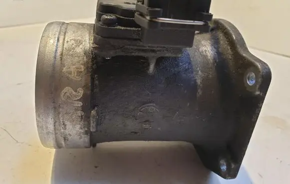 Audi A4 S4 B5 8D Mass air flow meter 037906461B AFH6010A