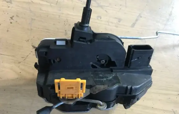 Opel Insignia A Front door lock