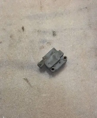 Audi 80 90 B3 Fuel pressure regulator 2437020005