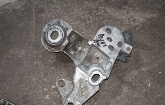 Audi A6 S6 C5 4B Engine mounting bracket 4B0199352B