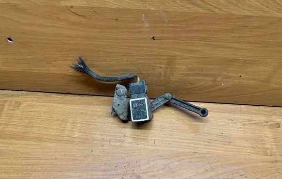 Headlight/headlamp level sensor