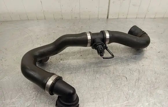 Volkswagen Touareg II Engine coolant pipe/hose 7L8121115