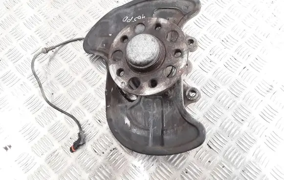 Mercedes-Benz C W204 Front wheel hub spindle knuckle A2044202644 20402