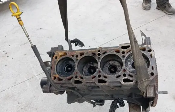 Opel Zafira B Engine block 6317957 12E09 Z190T