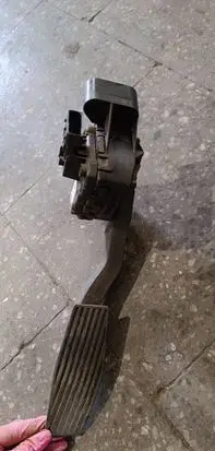 Accelerator throttle pedal