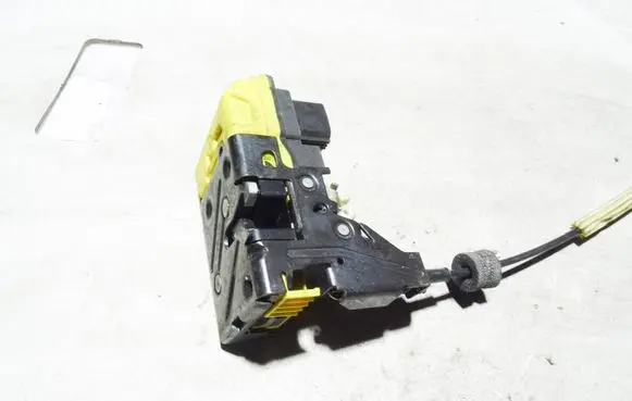 Volvo S80 Front door lock 8650546
