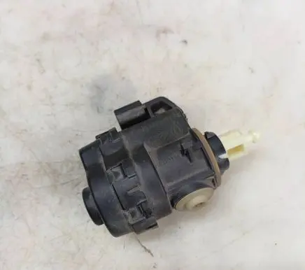 Opel Vectra C Headlight level adjustment motor 8200261818B