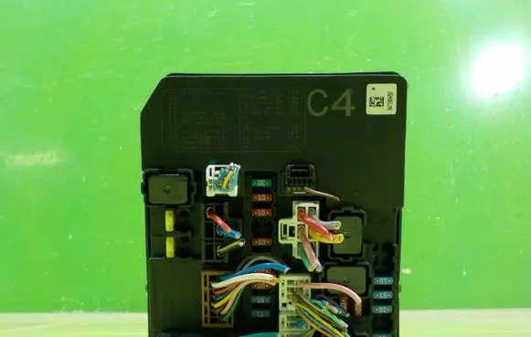 Nissan Juke I F15 Fuse box set 284B71KA0B BEZPIECZNIKOW