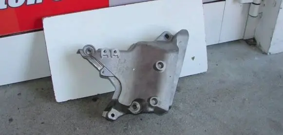 Volkswagen Polo V 6R Engine mounting bracket 04E199275J