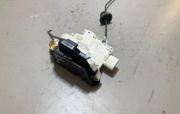 Audi A4 S4 B7 8E 8H Front door lock 8E2837016AA