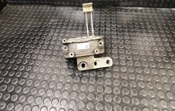 Volkswagen PASSAT B8 Engine mount bracket 3Q0199262J