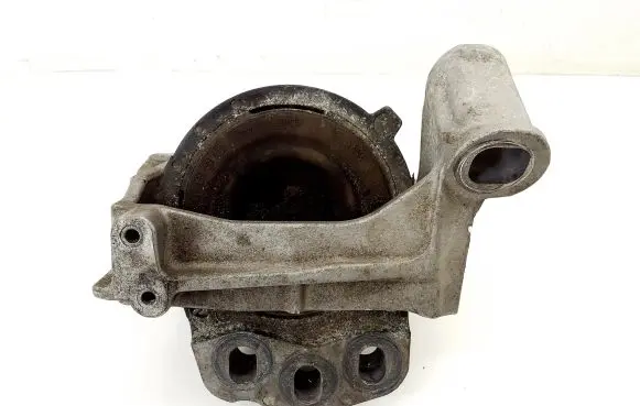 Mazda 6 Engine mount bracket