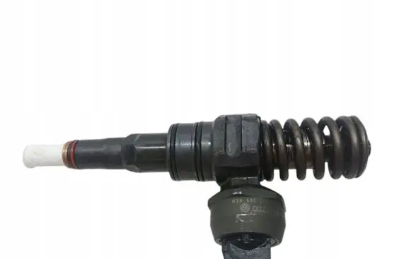 Volkswagen PASSAT B5.5 Fuel injector 038130073AJ