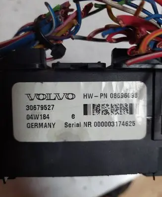 Volvo V70 Fuse module 30679527 04W184 08696098