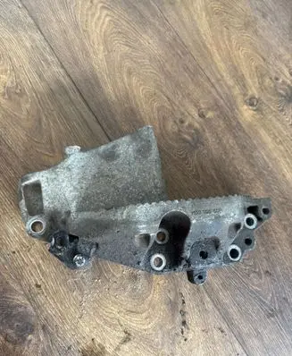 Engine mounting bracket