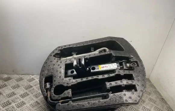 Jeep Grand Cherokee Tool set 68145664AB 68145663AB