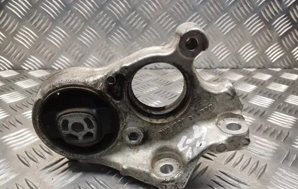 Citroen C4 I Engine mount bracket 810907 96391768