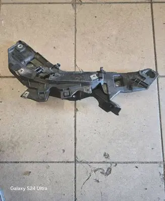 Headlight/headlamp mounting bracket