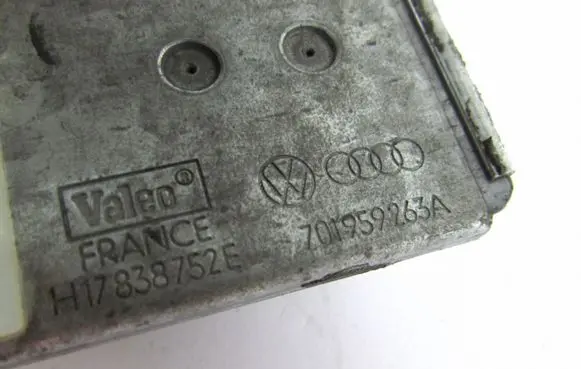 Volkswagen PASSAT B4 Heater blower fan relay VALEO