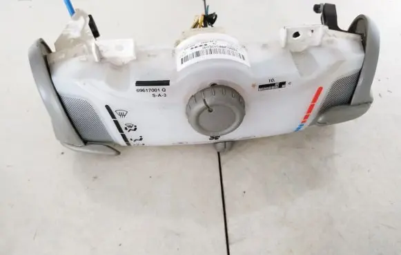 Peugeot 107 Climate control unit 69617004