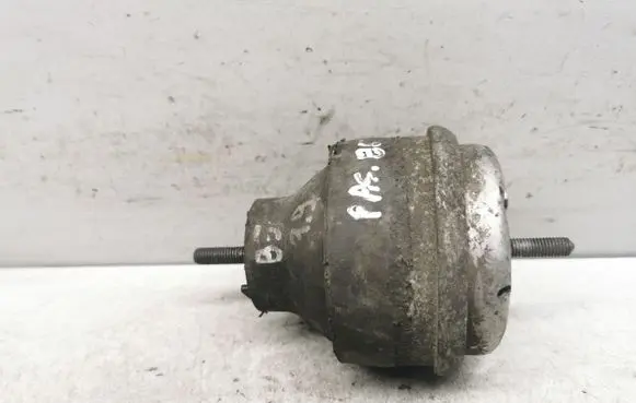 Volkswagen PASSAT B5 Engine mount bracket 8D0199379S