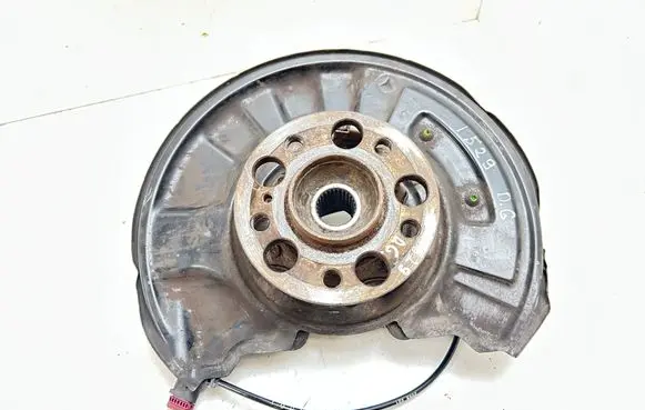 Mercedes-Benz C AMG W204 Rear wheel hub A2045400317