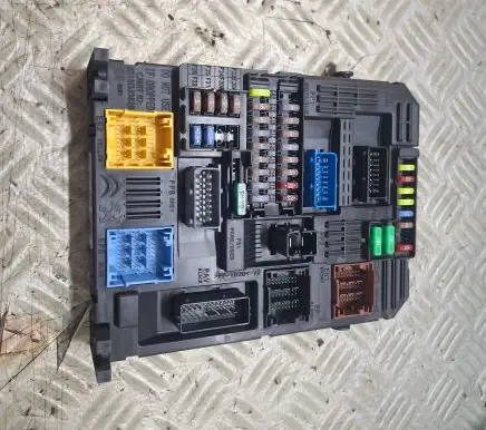 Peugeot 308 Fuse module 9819851280