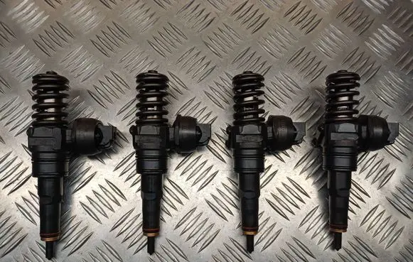 Volkswagen Golf V Fuel injectors set 038130073AG 0414720215