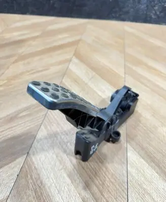 Mercedes-Benz B W245 Accelerator throttle pedal A1693000504 000218 020707