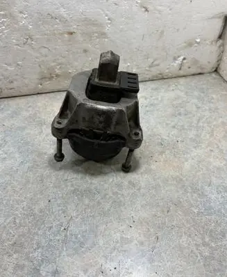 BMW 5 G30 G31 G38 Engine mount bracket 6878247