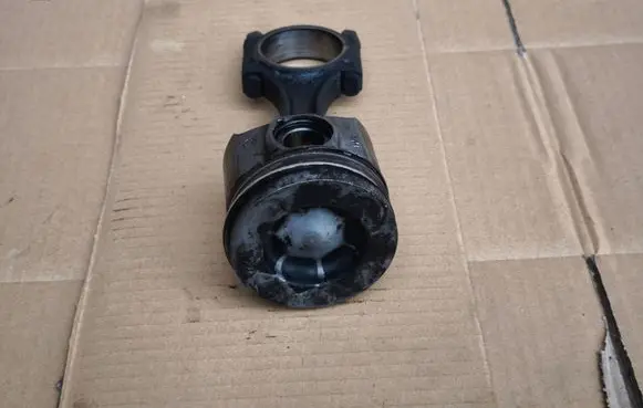Piston with connecting rod