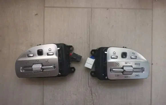 Steering wheel buttons/switches