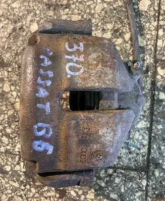 Volkswagen PASSAT B6 Front brake caliper