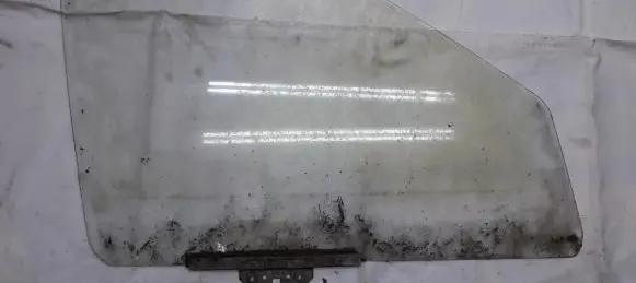 Ford Escort Front door window glass four-door