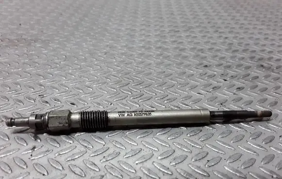 Volkswagen Golf V Glow plug N10579803