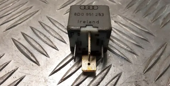 Volkswagen PASSAT B5 Other relay 8D0951253