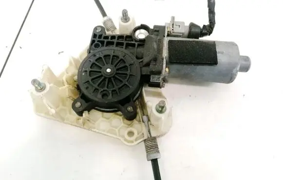 Peugeot 406 Rear door window regulator motor 0130821778