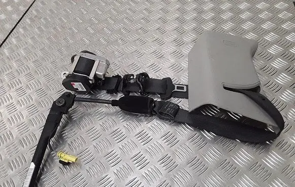 Opel Astra J Front seatbelt 624131800