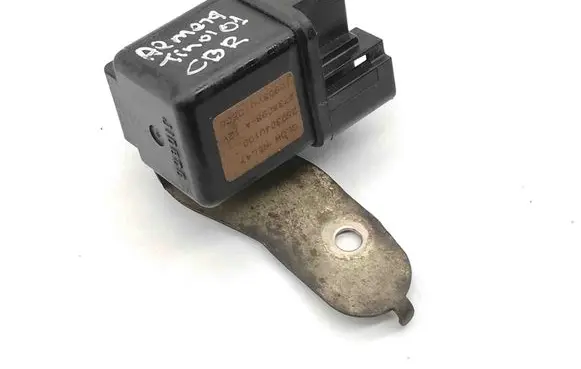 Nissan Almera Tino Glow plug pre-heat relay 252304U100