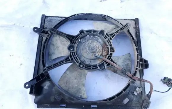 Radiator cooling fan shroud