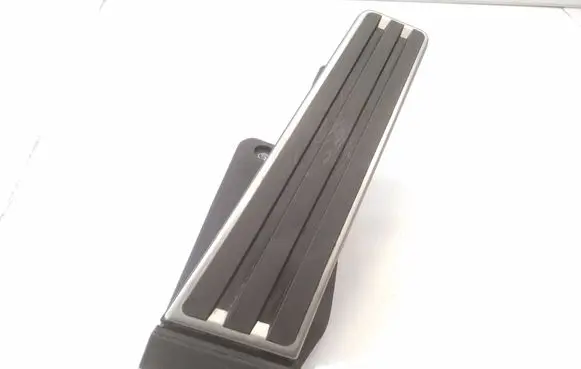 Accelerator throttle pedal